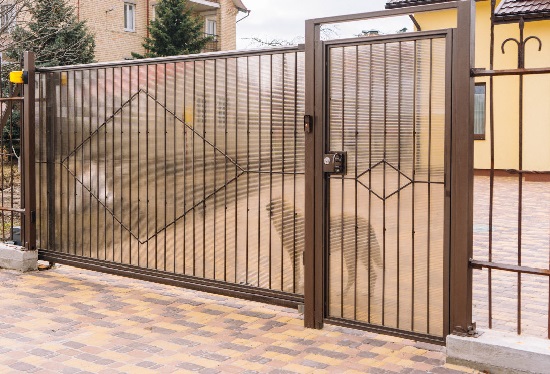 Купить ворота из профлиста с элементами ковки, с металлическими столбами в рамке или под дерево в Усть-Илимске от 156555 руб